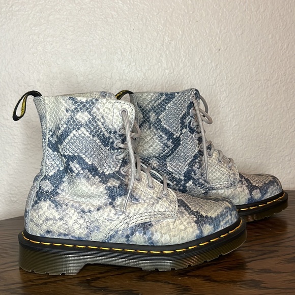 Dr. Martens 1460 Pascal Snake boot, size 6. - Picture 4 of 14